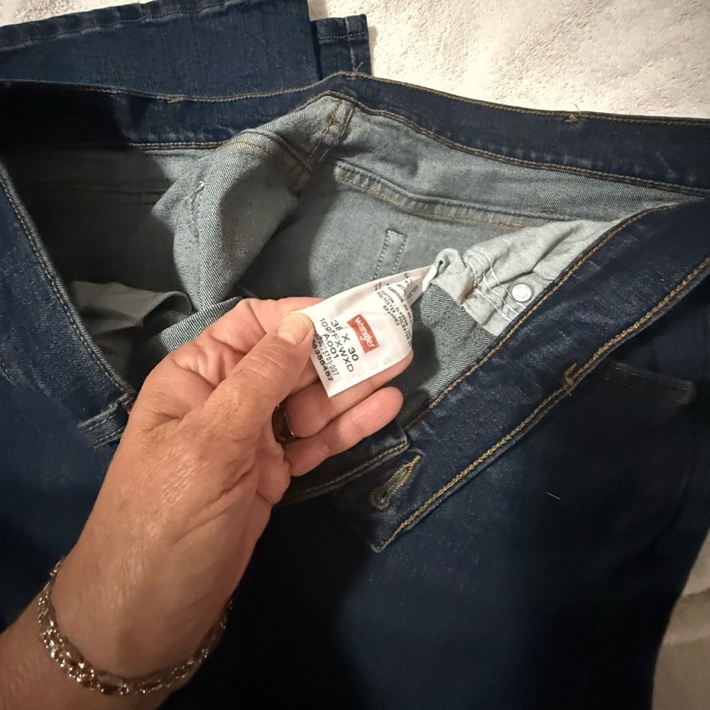 Wrangler Relaxed Fit Men’s Jeans Dark Wash Denim Size 38x30 - Picture 3 of 3